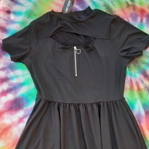 Sold. Hot Topic o ring keyhole skater dress - Picture 4 of 10